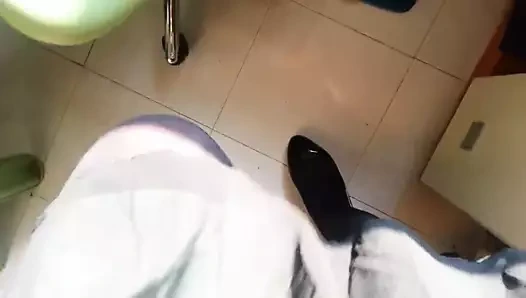 Siyah topuklu ayakkabılarla yürümek