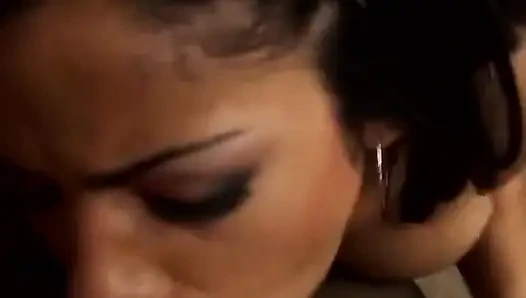 Kolombiyalı porno tanrıçası ateşli amcık sikişi sonrası döl yiyor