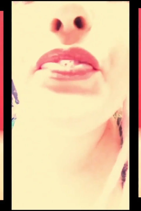 Ben sana sözlü dayak atıp üstüne tükürüp yarağını tokatlarken mastürbasyon yap