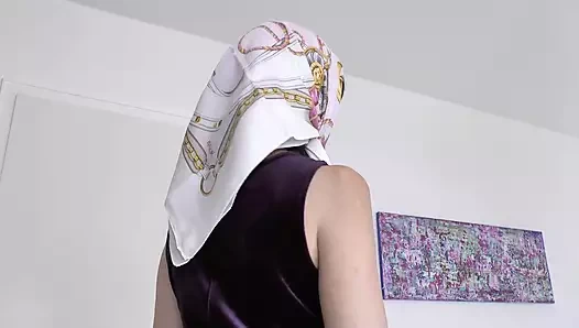 İpek başörtüsü moda gösterisi klibi