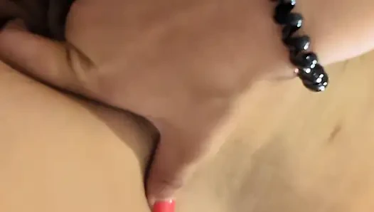 Dışarıda bir sürü insanla umumi tuvaletteydim ve kendime dokunup gelmem gerekiyordu
