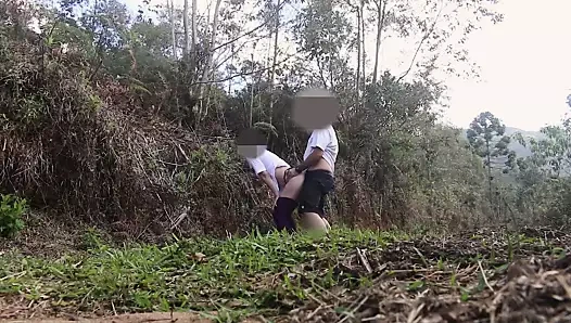 Evli kadın yürüyüş arkadaşıyla dışarıda sikişiyor.