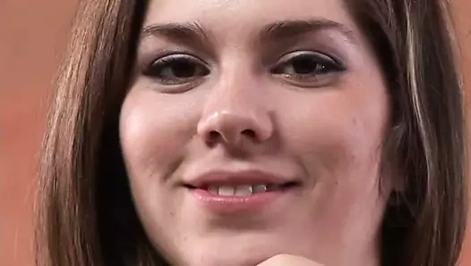 Afro demetleri olan çikolatalı adam mavi korseli sütlü piliç gibi beyaz sikiyor