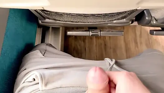 Otobüste tişörte boşalma