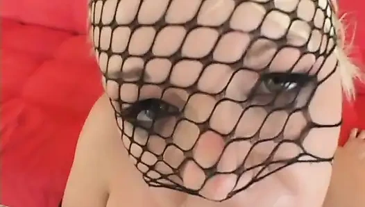 Ateşli Amerikalı orta yaşlı seksi kadınlar için çifte penetrasyon ve ağzına boşalma (tam film)