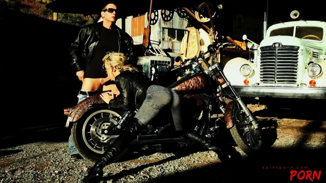 Kiara Diane yoldan çıkıyor ve kalın bir yarakla memelerinden sikiliyor