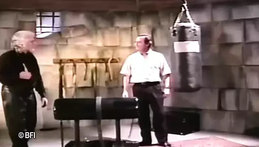 Yaşlı deneyimli dede ateşli bir sarışınla bağ kurdu.