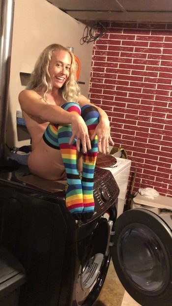 Надеваю мои радужные полосатые носки