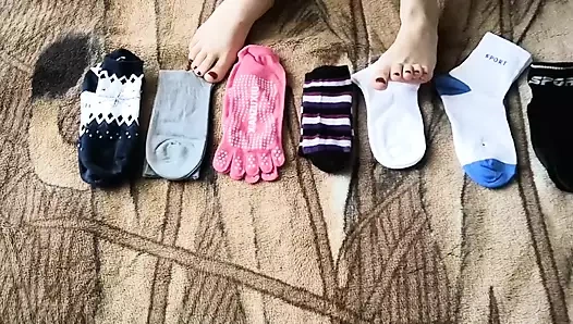 Oğluma çorap içinde bir footjob verdi