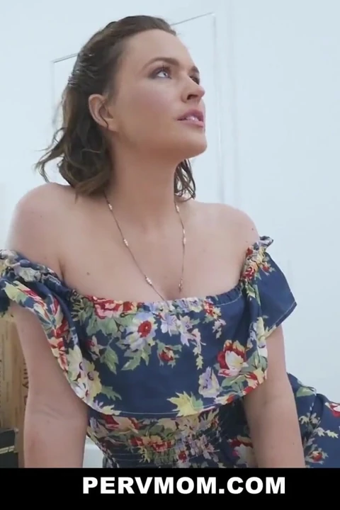 İri göğüslü üvey anne Krissy Lynn üvey oğlunun ateşli dölünü alıyor