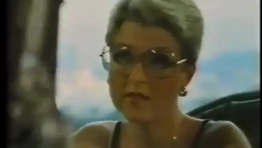 Şanslı adam seksi sarışın ve kızıl saçlıyı sikiyor