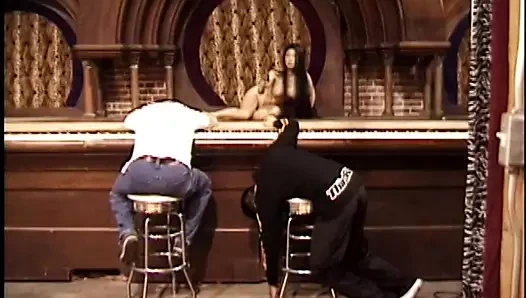 güzel asyalı fahişe alır çift nüfuz sonra bir kutup dansı