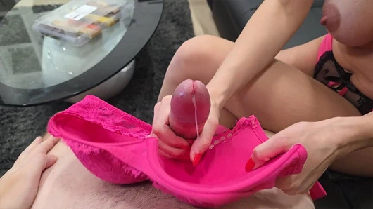 Sikişip memeli evli kadın bana sutyeniyle harika bir elle muamele çekti