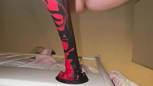 Aç evli deliğime uzun bir yılan dildo sokmaya zorlanıyor