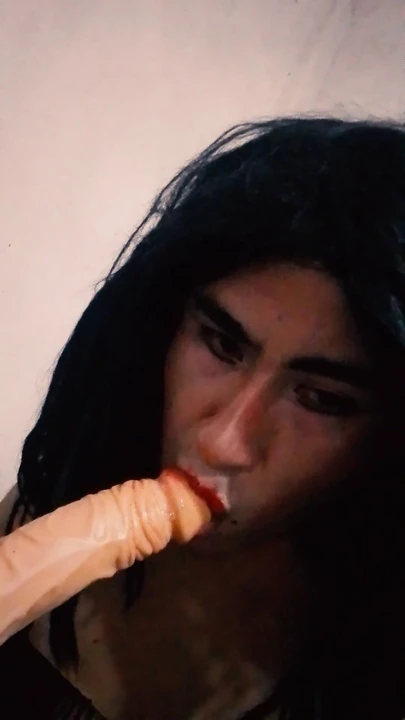 Trans bebek süper büyük ve kalın zengin bir dildoyu emiyor