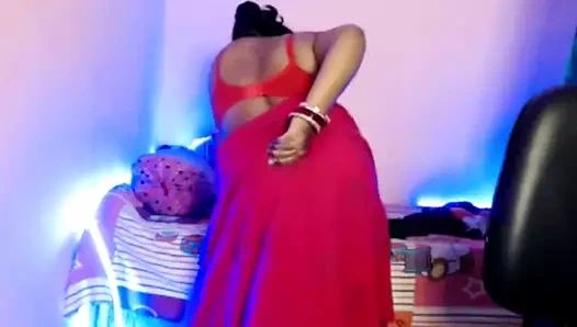 Kız kıyafetlerini çıkarıyor ve amını açıyor ve hintli amını parmaklayarak kendi kendine seks yapıyor