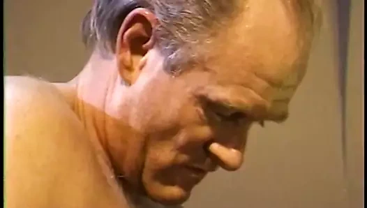 Anal - siyah piliç beyaz yarakla sikiliyor ve dölleniyor