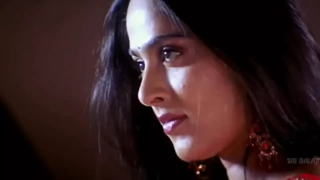 Anushka shetty'nin ateşli ve seksi göğüsleri