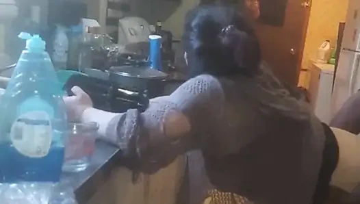 Bu büyük zenci alırken akşam yemeğimi pişir