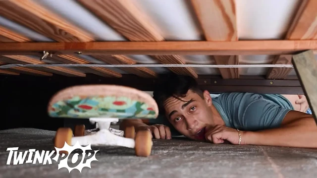 Twinkpop - Jake Preston domino mishap yuvarlak götünü ortaya çıkardıktan sonra patenci Cameron Neuton'ı sikiyor
