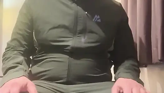 Striptiz yapıyor, mastürbasyon yapıyor ve götünü parmaklıyor