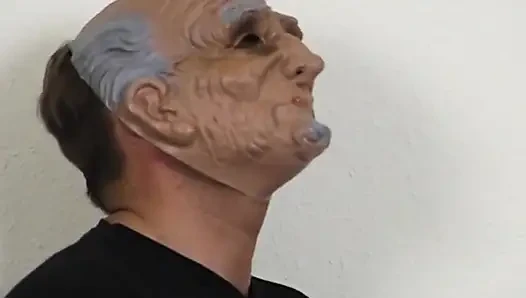 Gözleri bağlı sarışın sürtük ürkütücü maskeli adam tarafından sikiliyor