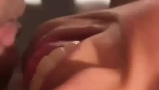 amatör lezbiyen içme işemek içinde kamu banyo