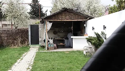 Üvey babam beni ve üvey kızımı büyük yarağıyla sikiyor