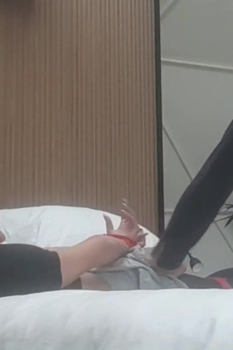 Külotlu çoraplı ve yüksek topuklu orta yaşlı seksi kadın, bağlı, gözleri bağlı, ağzı tıkalı ve her delikten sikiliyor
