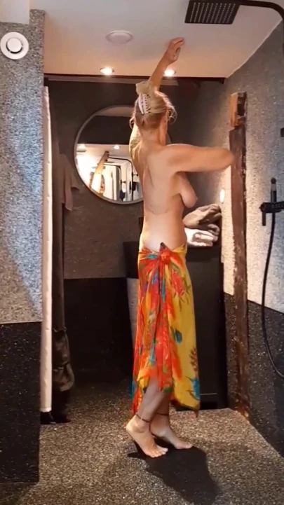 Selena'nın güzel yarı çıplak dansı poz