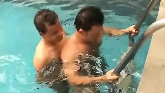 Kaslı adam Igor Dos Santos sevimli adam Sandro Bullack'ı havuzunda yüzmeye ve donanma turtasından biraz almaya davet ediyor