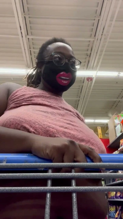 Nookiescookies Walmart'ta meme uçlarını gösteriyor | Klip 2