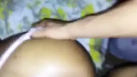 Une bite bien dure pour sa chatte black