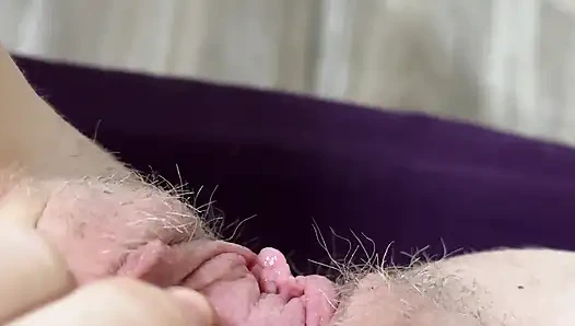 Göğüslü sarışın kendini parmaklarıyla söyler