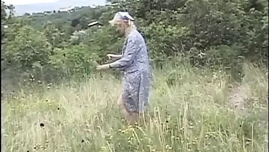 Yaşlı ve genç büyük grup seks partisi orta yaşlı seksi kadın sikişiyor (tam orijinal film.)