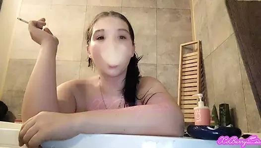 Küvette sigara içiyor