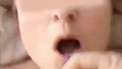 Kız arkadaş yüz alırken gülümsüyor