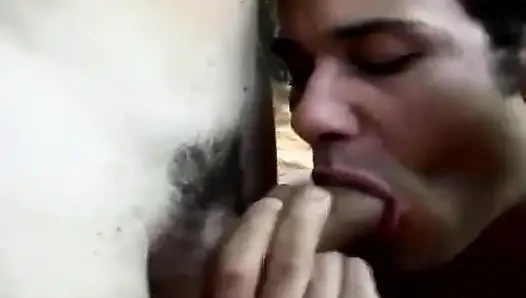 Tombul bebek göt deliğini yalatıyor ve iki biseksüel adam tarafından sikiliyor