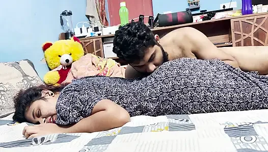Üvey kız kardeş üvey erkek kardeşiyle evde yatak odasında değilken üvey erkek kardeşiyle ateşli seks yapıyor