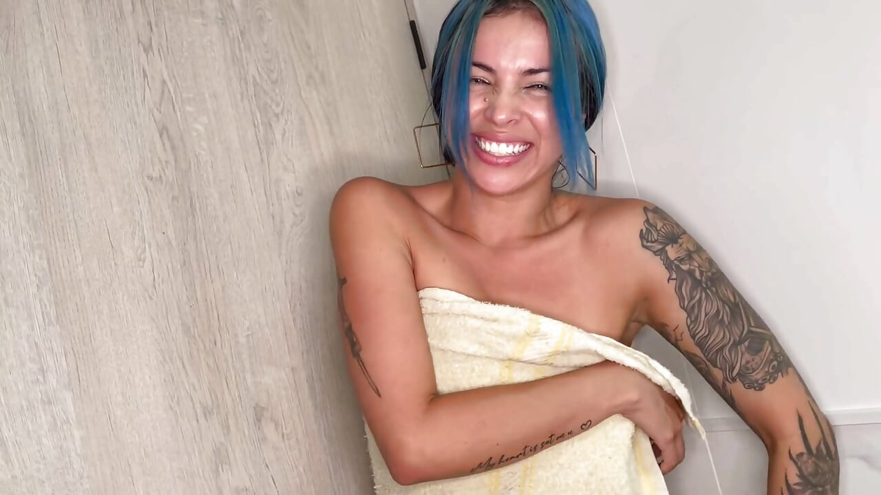 dont look through the bathroom door me in the shower