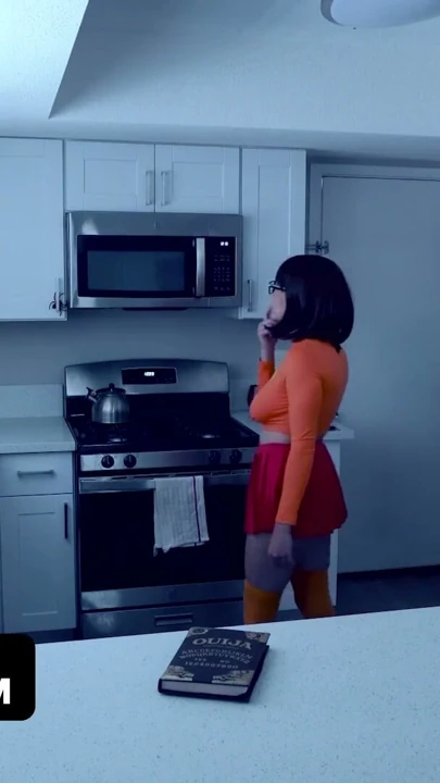 Jinkies! Velma ve Fred ürkütücü bir evde bir gizemi çözmek istiyor ama onun yerine sikişiyorlar | Klip 1