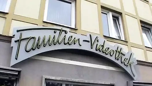 Seksi sarışın Alman bebek seks dükkanında üç biniyor