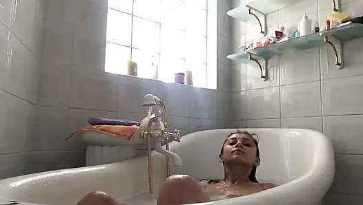 En sevdiğim dildoyla oynuyorum