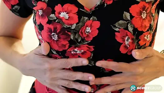 Orta yaşlı seksi kadın Gypsy Vixen parmaklarını pembenin derinliklerine sokar