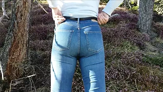 Yürüyüş parkuru dağlarda işemek