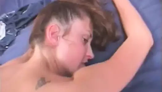 Kıllı nine her iki deliğini de oyuncakla siktirmeyi seviyor