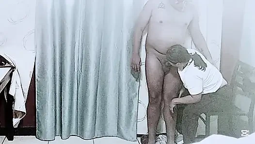 Üvey annem masum kız arkadaşımın sikimi emmesini izlemeyi seviyor