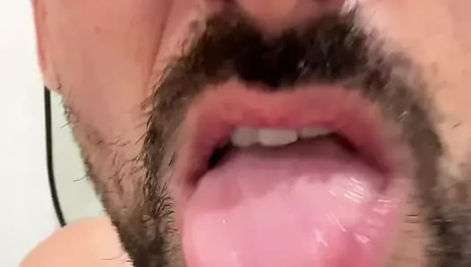 Ateşli baba mastürbasyon yapıyor ve bolca döl alıyor.