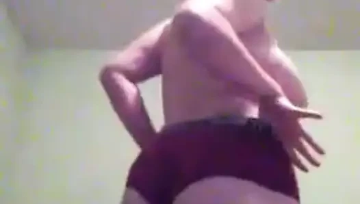 18 yaşındaki genç brynn morrison, porno öncesi eğlence için yağlanıyor!