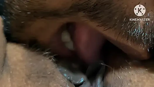 YENGENIN SULU VE KıLLı AMCıK DUDAKLARı EMIYOR VE YALıYOR